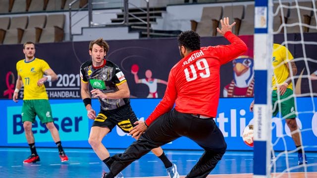 Uwe Gensheimer trifft gegen Brasiliens Torwart Guilherme Silva.