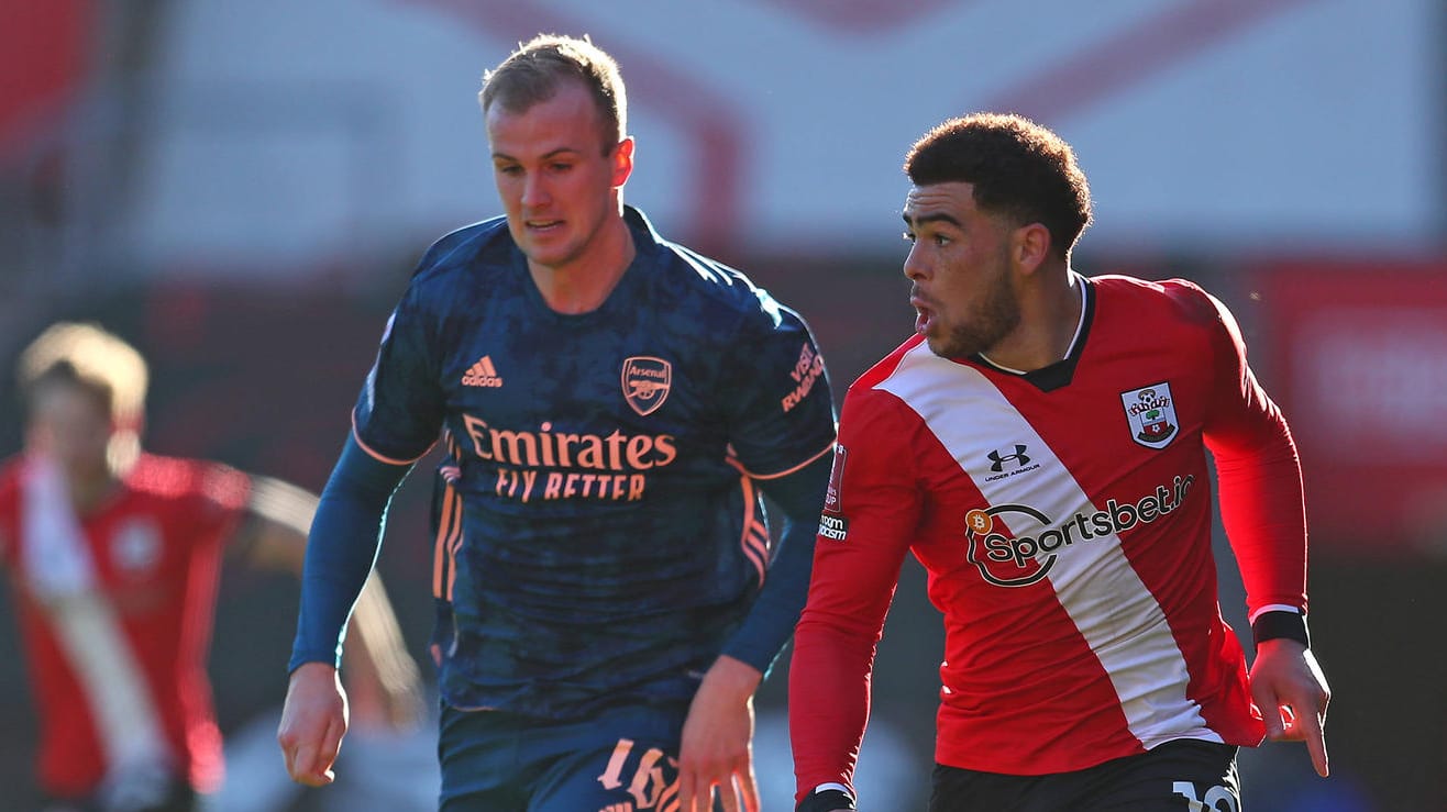 Arsenals Rob Holding konnte Southamptons Che Adams (v.l.) nicht aufhalten.