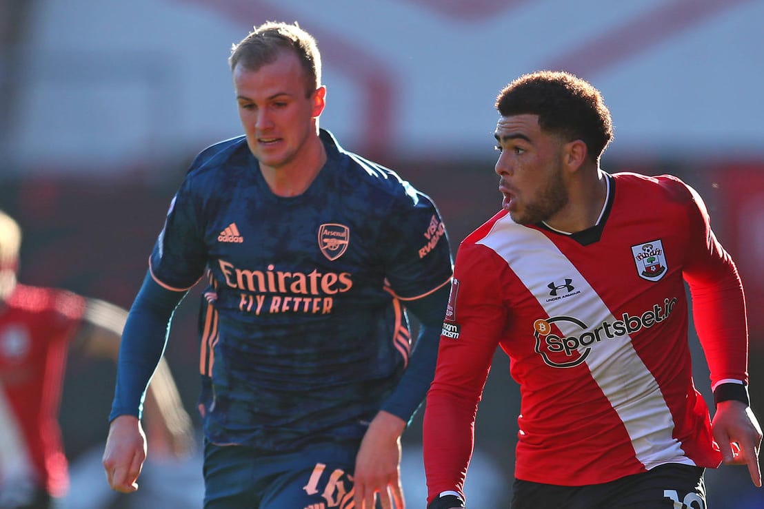 Arsenals Rob Holding konnte Southamptons Che Adams (v.l.) nicht aufhalten.