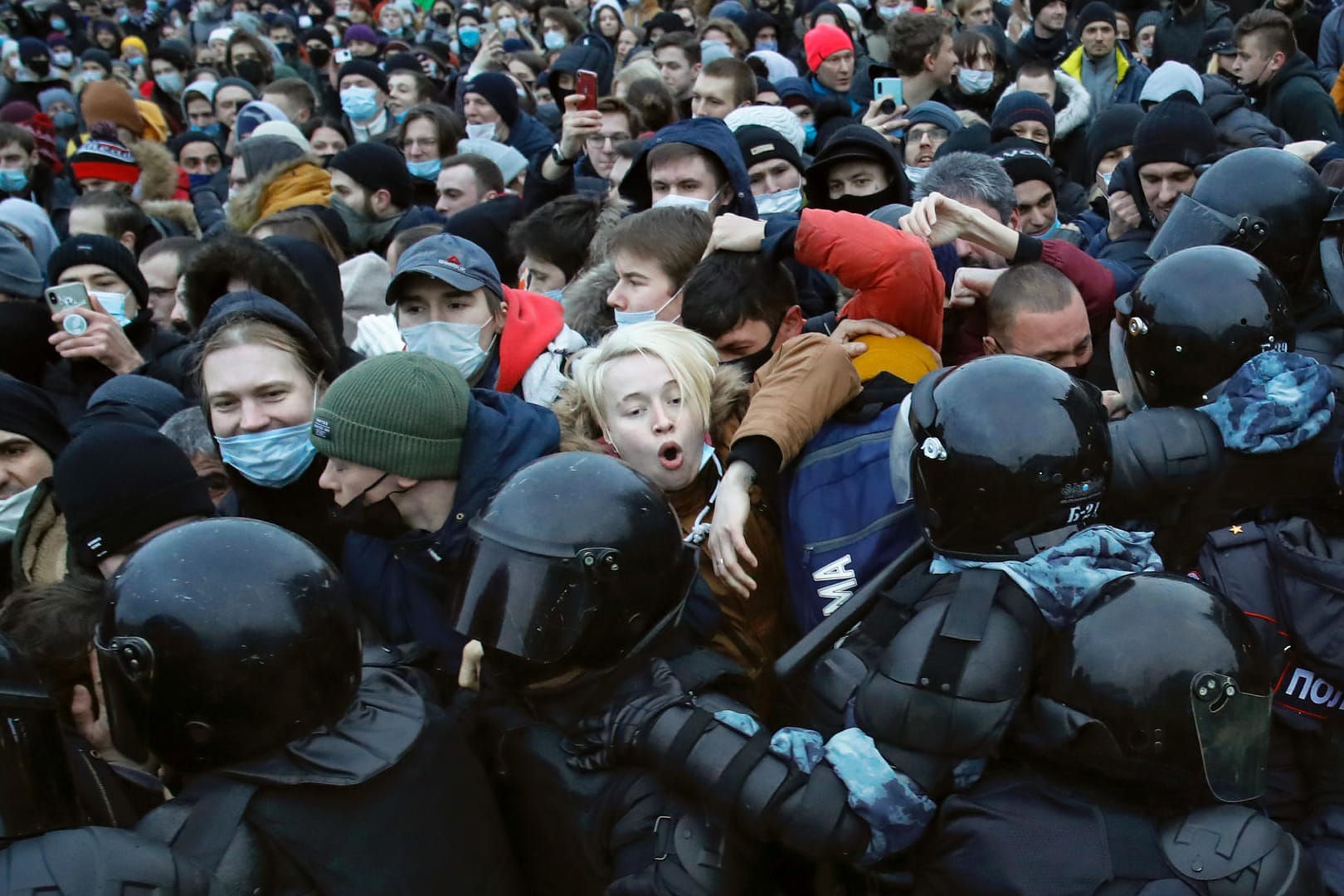 Nawalny-Protest in Sankt Petersburg: Die Polizei ist massiv gegen die Teilnehmer vorgegangen.