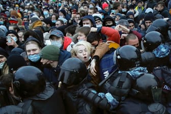Nawalny-Protest in Sankt Petersburg: Die Polizei ist massiv gegen die Teilnehmer vorgegangen.