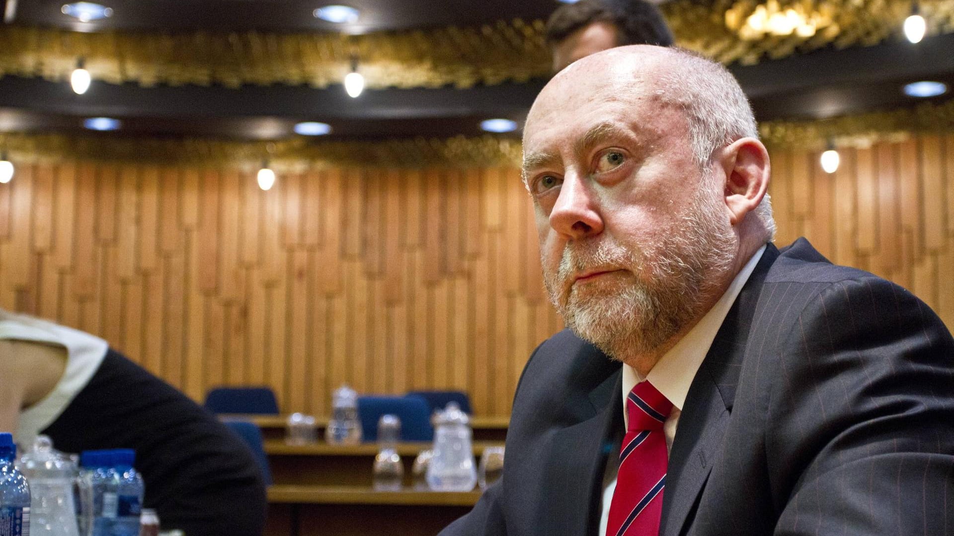 Der Arzt Wouter Basson während einer Gerichtsverhandlung in Pretoria (Archivbild). Die südafrikanische Presse nannte ihn "Dr. Tod". Jetzt kam heraus, dass der Herzspezialist wieder in einem Krankenhaus arbeitet.