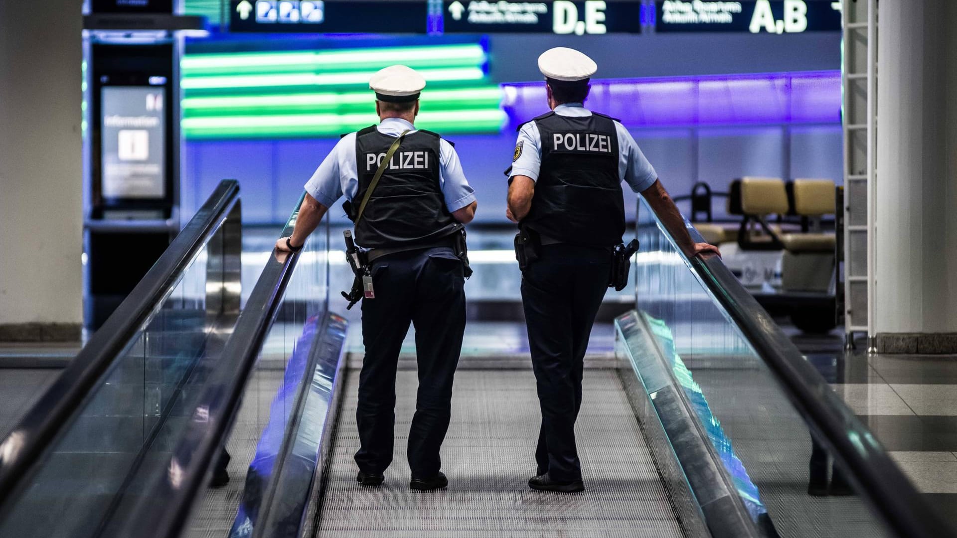 Zwei Beamte der Bundespolizei am Münchner Flughafen (Archivbild). Die Kontrollen wegen Corona sollen bei Einreisenden an Flughäfen verschärft werden.