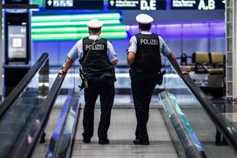 Zwei Beamte der Bundespolizei am Münchner Flughafen (Archivbild). Die Kontrollen wegen Corona sollen bei Einreisenden an Flughäfen verschärft werden.