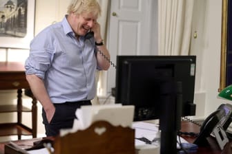 Der britische Premierminister Boris Johnson spricht am Telefon mit US-Präsident Joe Biden. Themen waren der Klimawandel, ein Handelsabkommen und die Nato.
