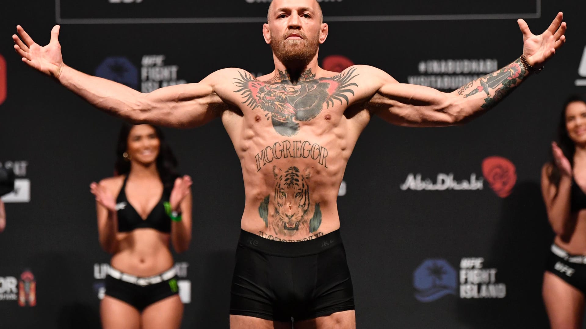 Der Ire Conor McGregor gibt sich optimistisch bei offiziellen Wiegen vor dem Kampf gegen Dustin Poirier in Abu Dhabi. Den Kampf hat er aber verloren. Der Ire Conor McGregor gibt sich optimistisch bei offiziellen Wiegen vor dem Kampf gegen Dustin Poirier in Abu Dhabi. Den Kampf hat er aber verloren.