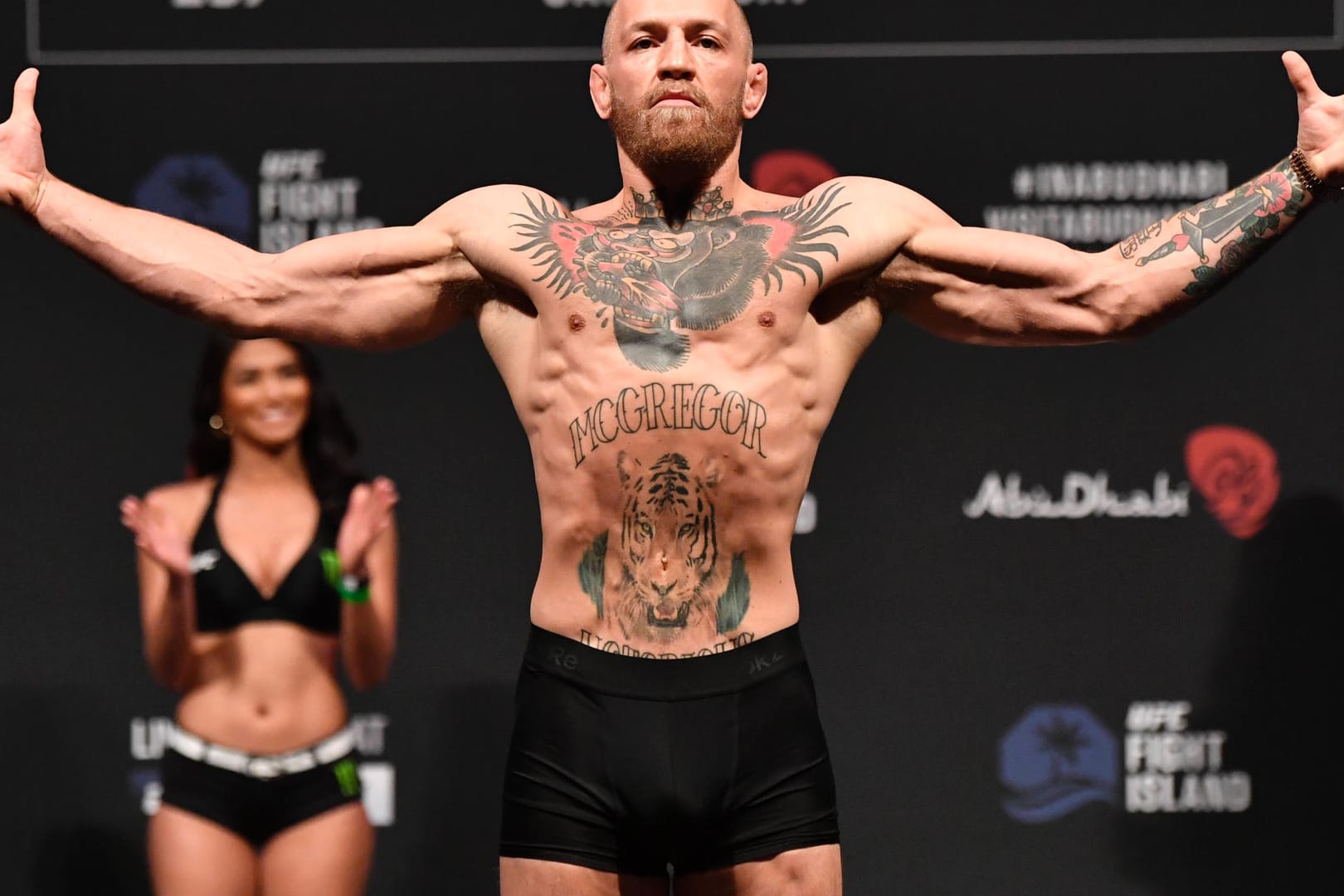 Der Ire Conor McGregor gibt sich optimistisch bei offiziellen Wiegen vor dem Kampf gegen Dustin Poirier in Abu Dhabi. Den Kampf hat er aber verloren.
