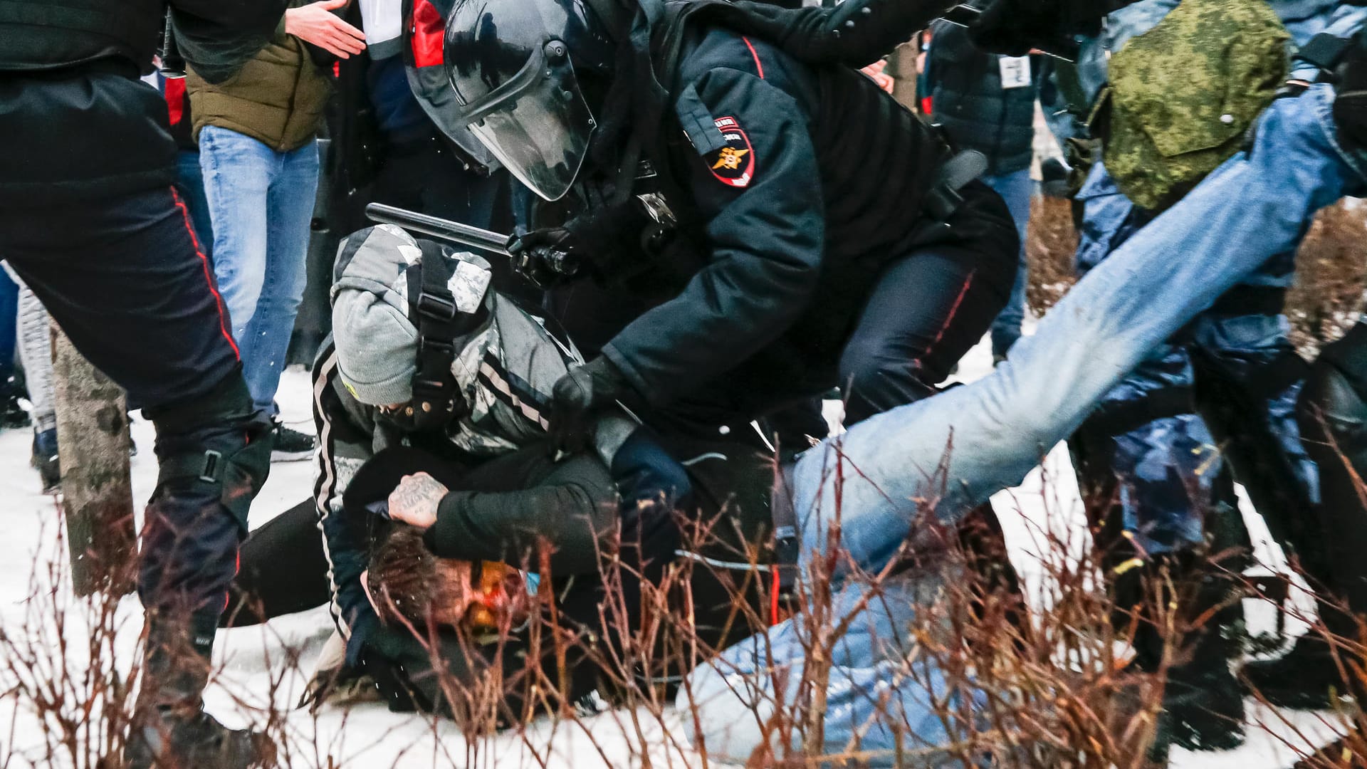 Die Polizei verhaftet einen Demonstranten mit einem blutigen Gesicht während eines Protestes gegen die Inhaftierung des Oppositionsführers Nawalny in Moskau. Forderungen nach weiteren Sanktionen gegen Russland werden laut. Die Polizei verhaftet einen Demonstranten mit einem blutigen Gesicht während eines Protestes gegen die Inhaftierung des Oppositionsführers Nawalny in Moskau. Forderungen nach weiteren Sanktionen gegen Russland werden laut.