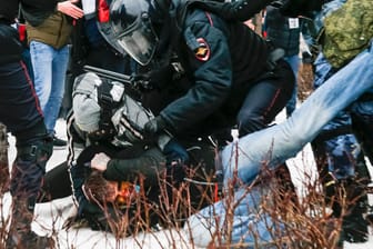 Die Polizei verhaftet einen Demonstranten mit einem blutigen Gesicht während eines Protestes gegen die Inhaftierung des Oppositionsführers Nawalny in Moskau. Forderungen nach weiteren Sanktionen gegen Russland werden laut.