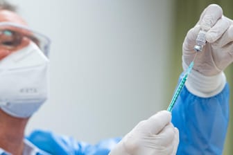 Der Infektiologe Burkhard Frase zieht die erste Spritze im St. Josef-Stift in Emsdetten mit dem Impfstoff auf. Die neuen Zahlen die Gesundheitsämter sind veröffentlicht worden.
