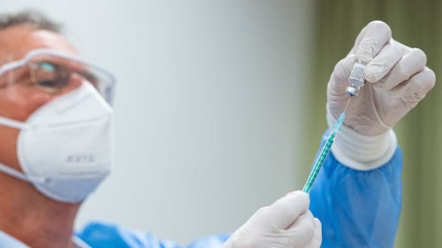 Bis die Impfungen Auswirkungen auf die Corona-Neuinfektionen haben, vergeht vermutlich noch ein wenig Zeit. Bis die Impfungen Auswirkungen auf die Corona-Neuinfektionen haben, vergeht vermutlich noch ein wenig Zeit.