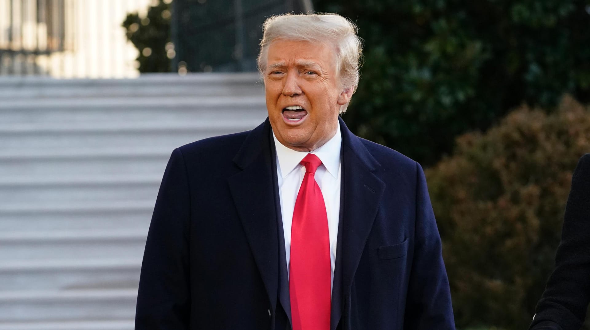 Im Oktober war der damalige US-Präsident Donald Trump mit einem Corona-Medikament behandelt worden: Die Bundesregierung hat nun 200.000 Dosen des Antikörper-Cocktails gekauft. Im Oktober war der damalige US-Präsident Donald Trump mit einem Corona-Medikament behandelt worden: Die Bundesregierung hat nun 200.000 Dosen des Antikörper-Cocktails gekauft.