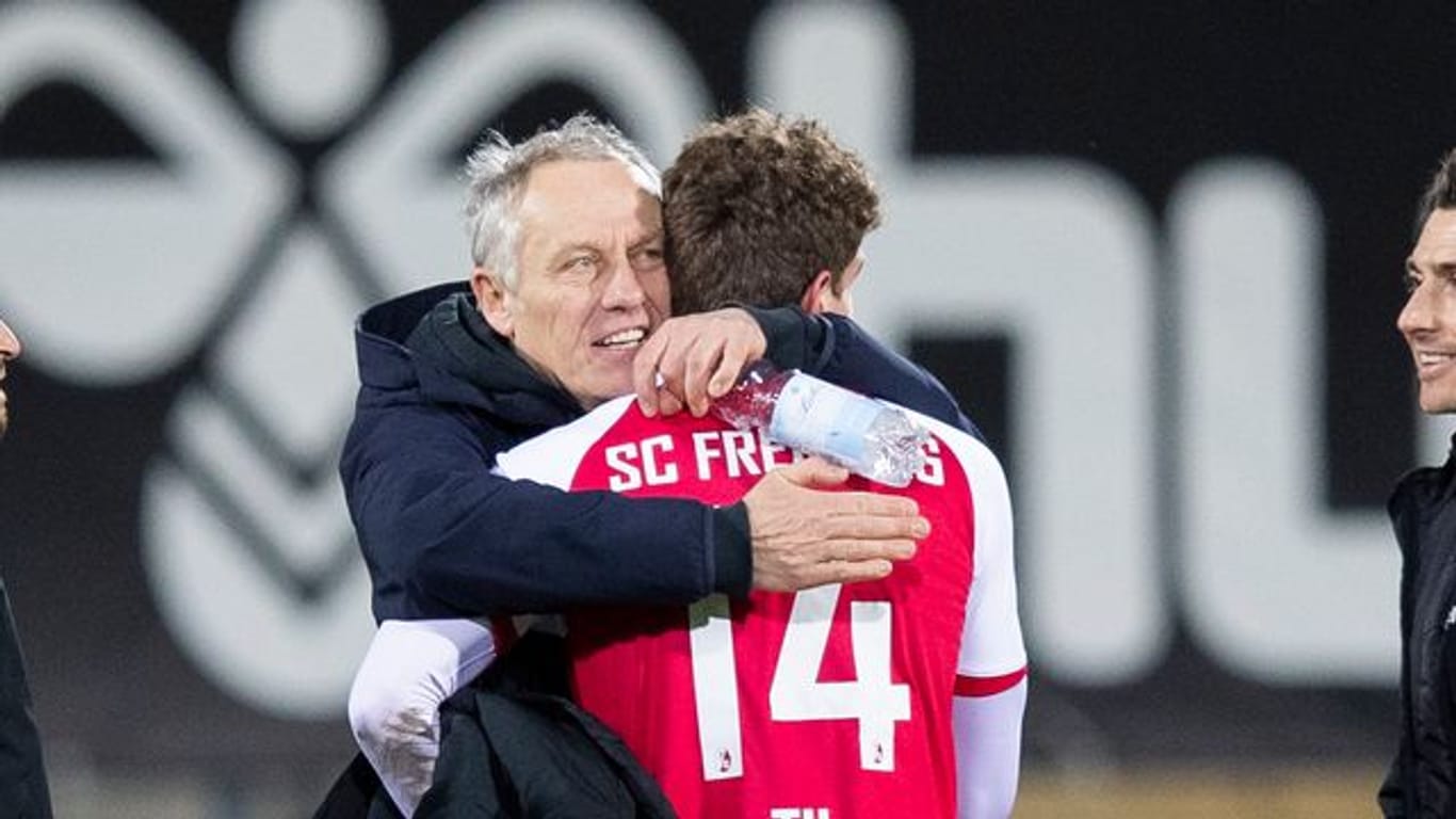 Freude über den Sieg: Freiburg-Coach Christian Streich (l) und Guus Til.