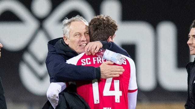 Freude über den Sieg: Freiburg-Coach Christian Streich (l) und Guus Til. Freude über den Sieg: Freiburg-Coach Christian Streich (l) und Guus Til.