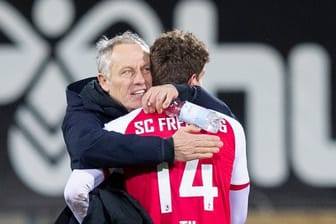 Freude über den Sieg: Freiburg-Coach Christian Streich (l) und Guus Til.
