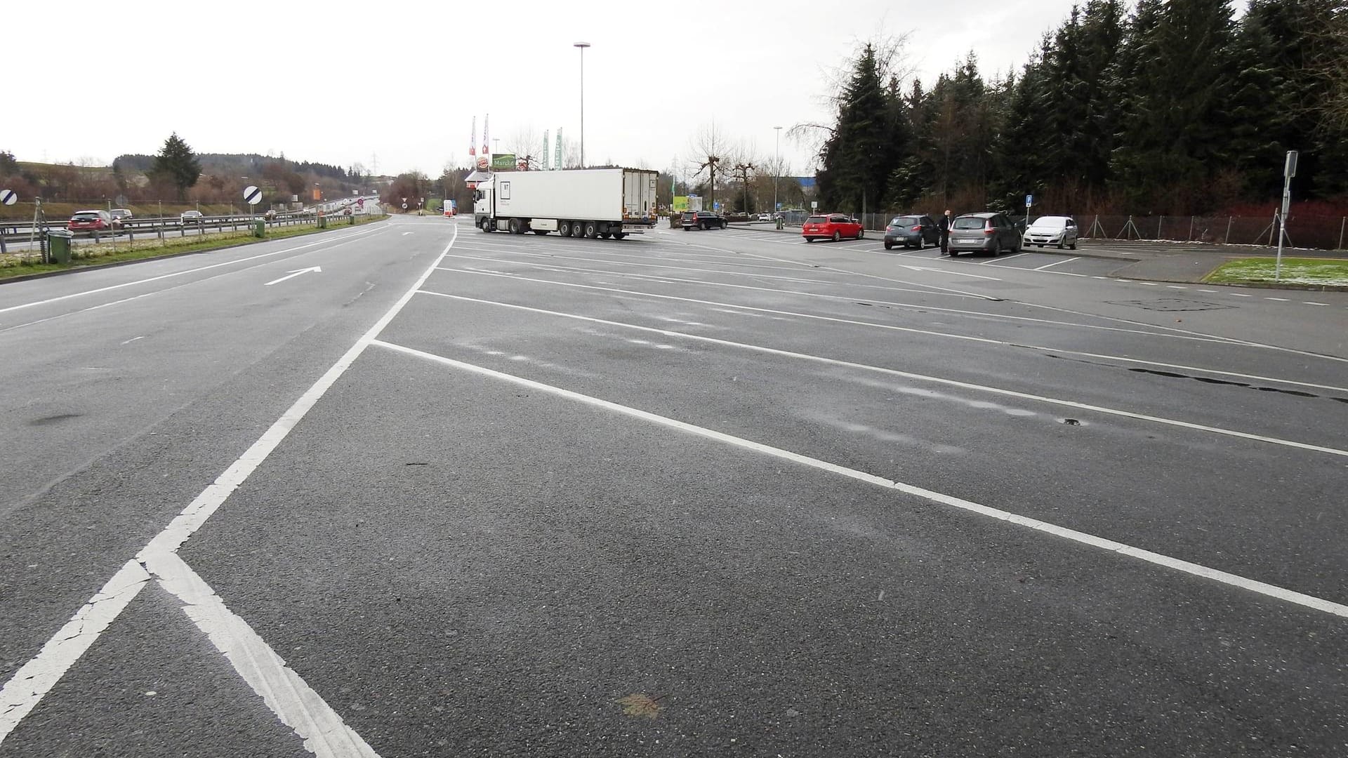 Ein Autobahnparkplatz (Symbolbild): An der A46 hat ein Angestellter der Autobahnmeisterei zwei aufgeschnittene Hundewelpen gefunden.