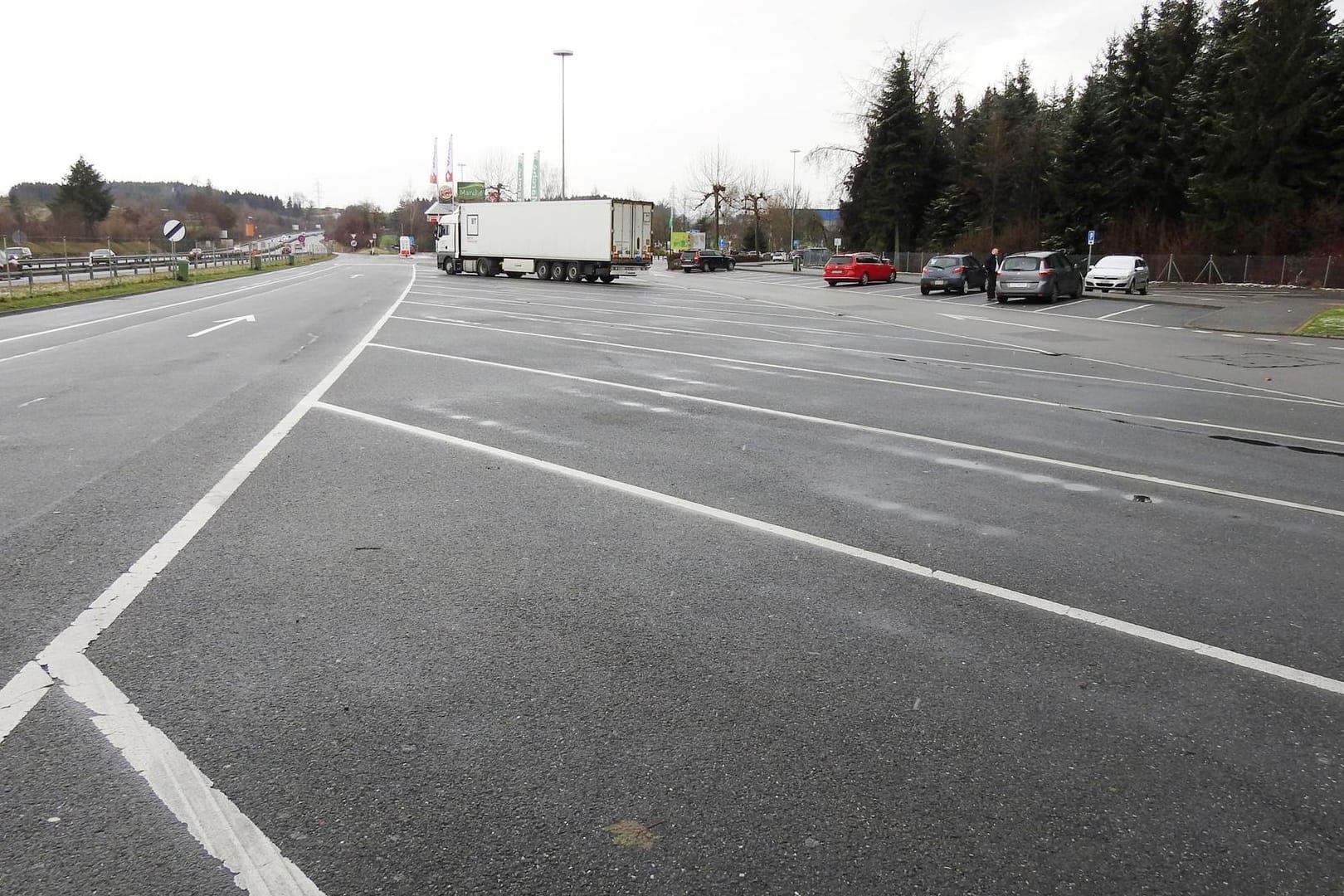 Ein Autobahnparkplatz (Symbolbild): An der A46 hat ein Angestellter der Autobahnmeisterei zwei aufgeschnittene Hundewelpen gefunden.