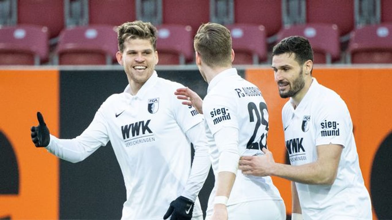 Augsburger Matchwinner gegen Union: Florian Niederlechner (l).