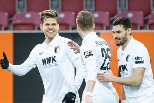 Augsburger Matchwinner gegen Union: Florian Niederlechner (l).