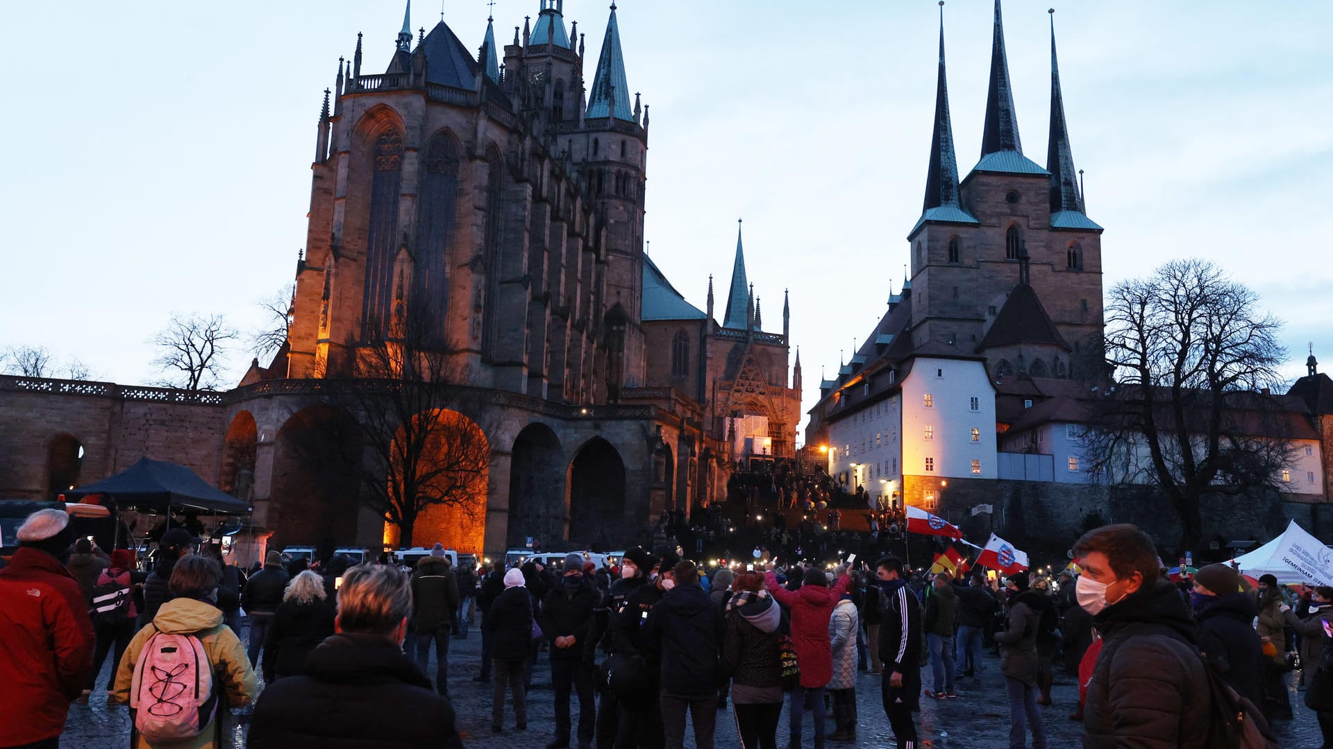 Teilnehmer einer Kundgebung gegen die Corona-Maßnahmen stehen auf dem Domplatz: Rund 1.000 Menschen haben in Erfurt protestiert.