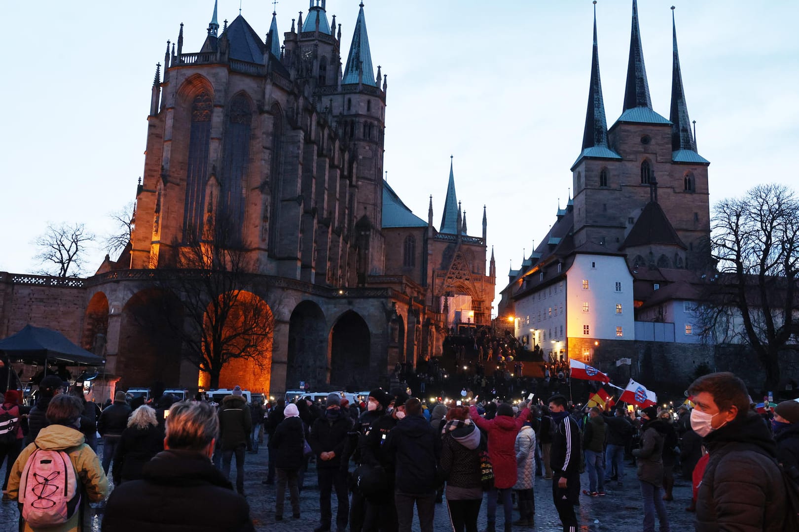 Teilnehmer einer Kundgebung gegen die Corona-Maßnahmen stehen auf dem Domplatz: Rund 1.000 Menschen haben in Erfurt protestiert.