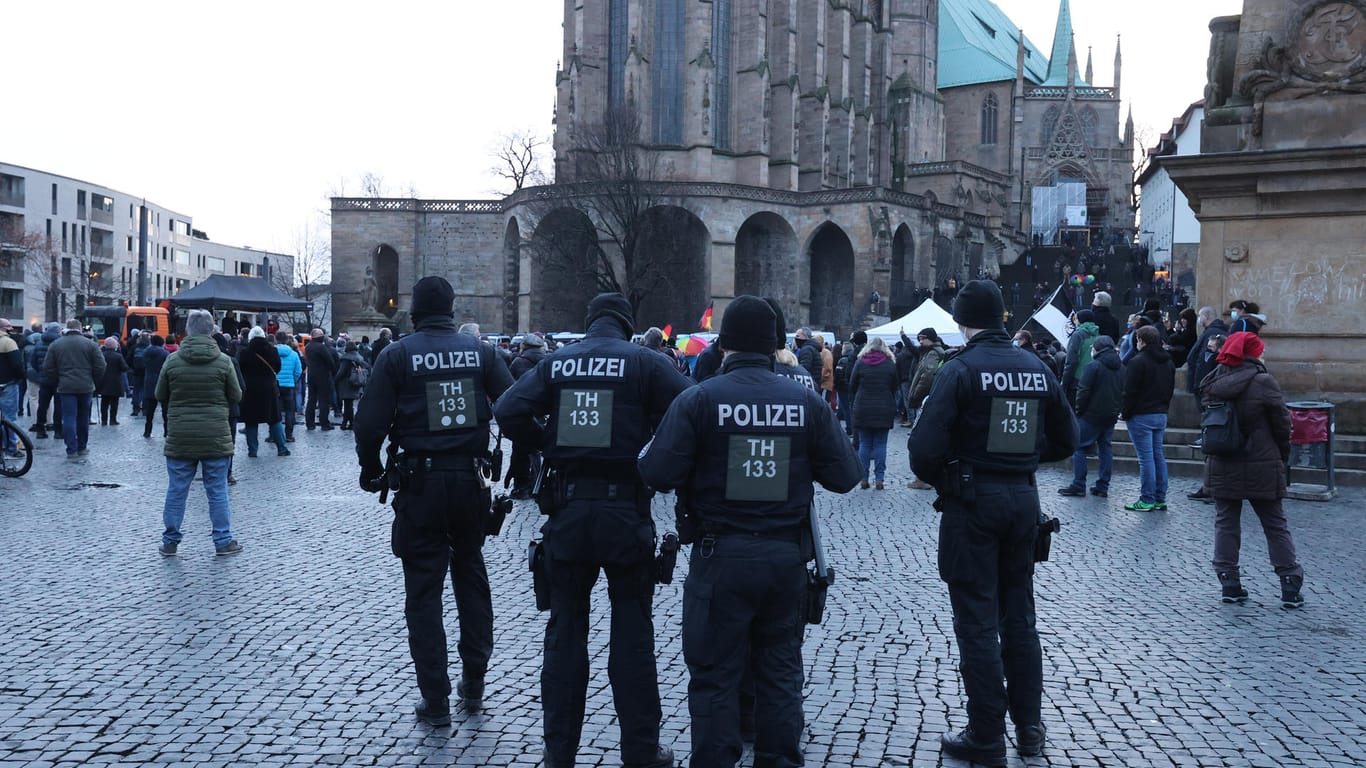Polizeibeamte stehen bei einer Kundgebung gegen die Corona-Maßnahmen auf dem Domplatz: Initiativen aus ganz Thüringen haben sich für die Kundgebung zusammen getan.