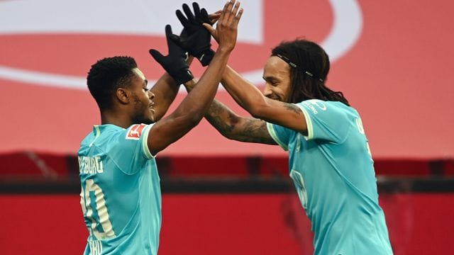 Torschütze Ridle Baku (l) ließ sich nach seinem Tor von Mitspieler Kevin Mbabu feiern.