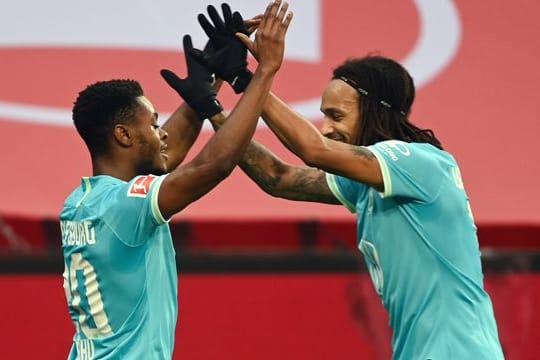 Torschütze Ridle Baku (l) ließ sich nach seinem Tor von Mitspieler Kevin Mbabu feiern.
