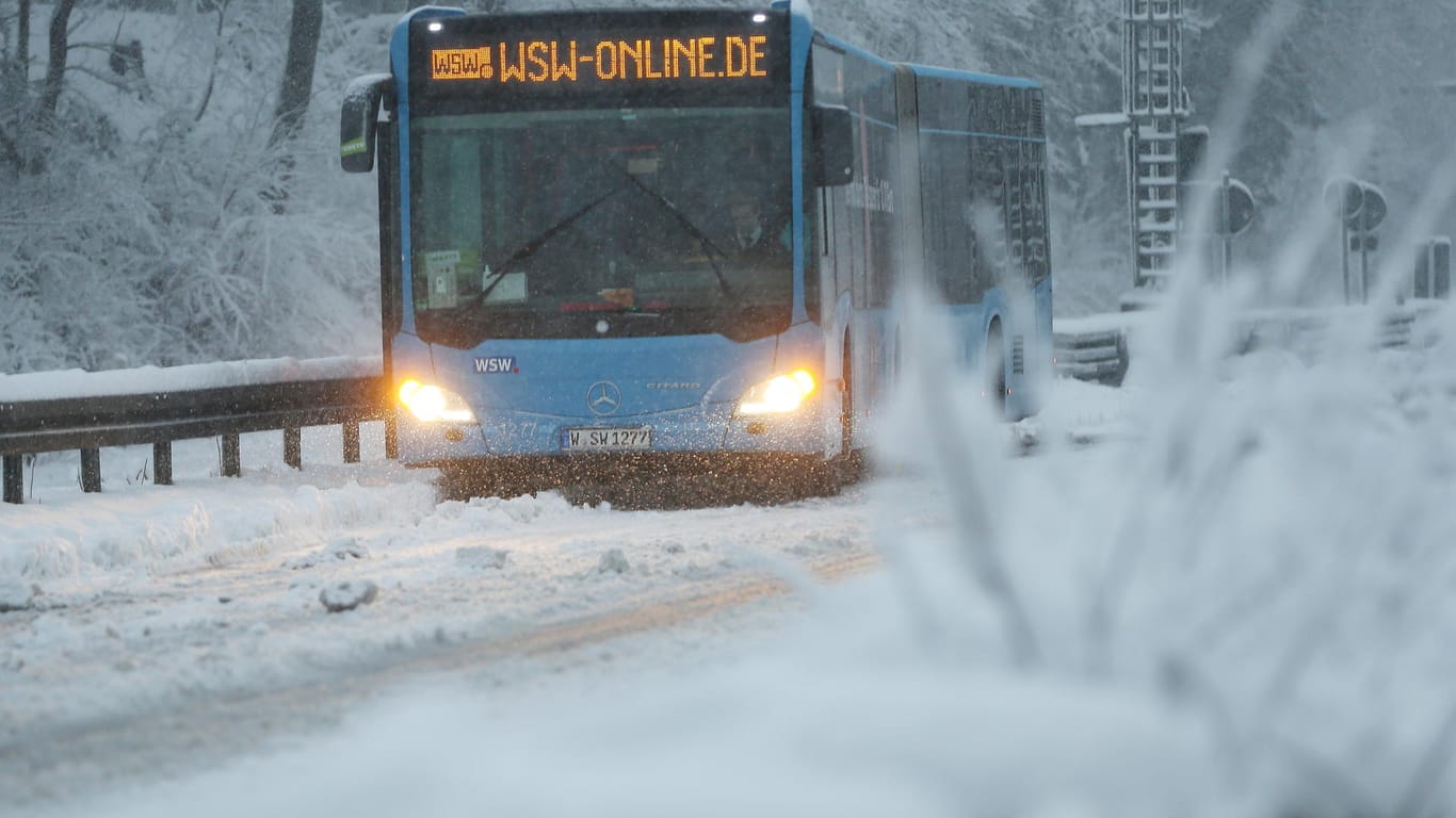 Ein Bus steckt am Sonnenborner Kreuz im Schnee fest: In Wuppertal lag der ÖPNV in weiten Teilen lahm.