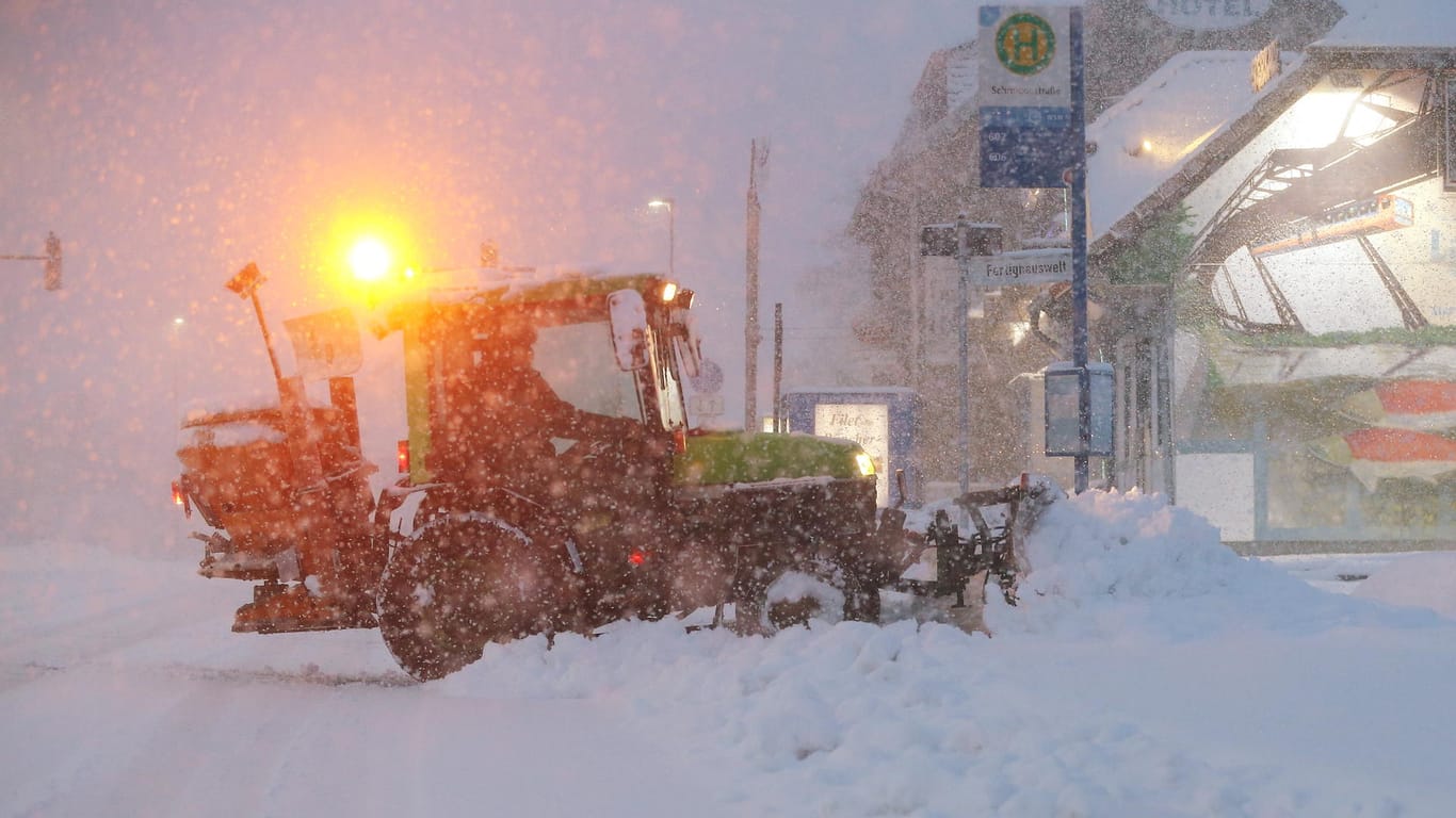 Ein Kleintraktor versucht bei Wuppertal die Gehwege vom Schnee zu befreien: In Wuppertal hat es bis zu fünfzehn Zentimeter Neuschnee gegeben.