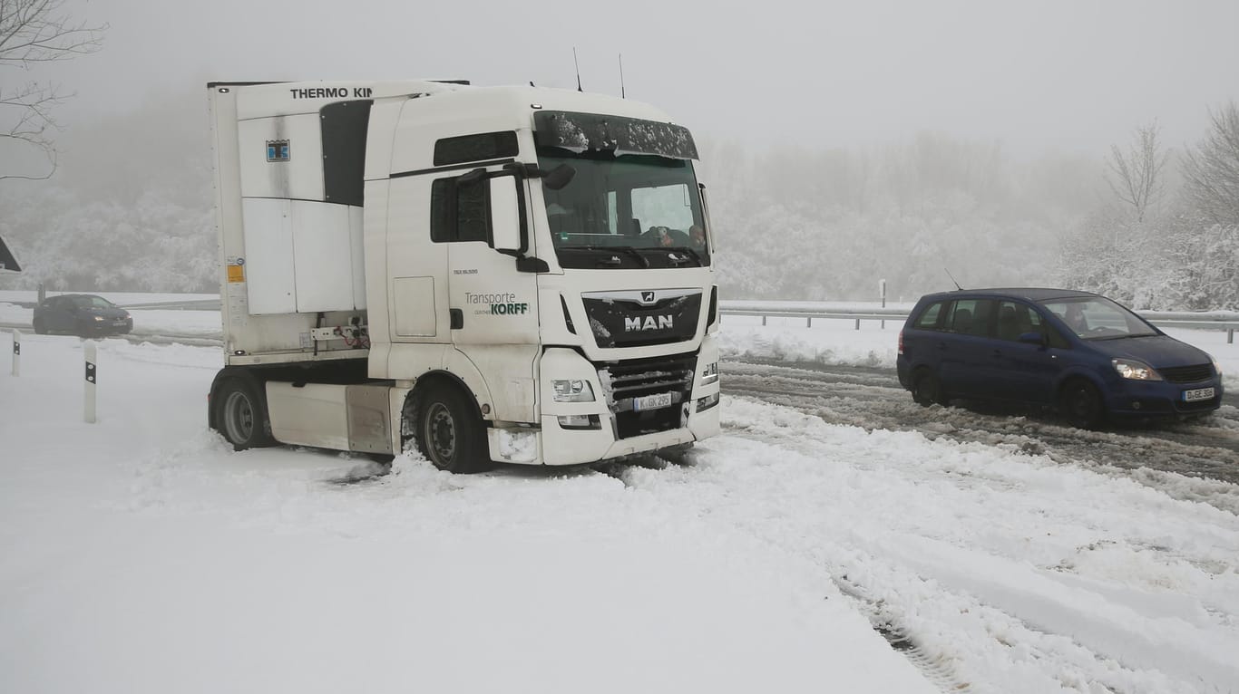 Nordrhein-Westfalen, Hilden: Ein Lkw ist im Schnee von der Autobahn A46 bei Düsseldorf gerutscht.