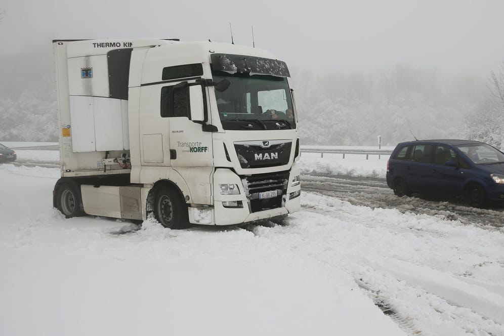 Nordrhein-Westfalen, Hilden: Ein Lkw ist im Schnee von der Autobahn A46 bei Düsseldorf gerutscht.