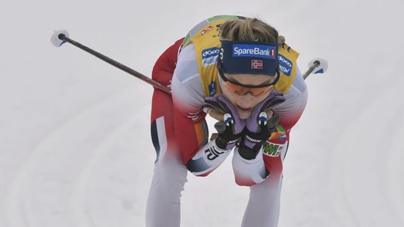 Therese Johaug gewann mit den Norwegerinnen die Staffel.