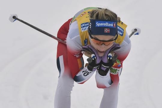 Therese Johaug gewann mit den Norwegerinnen die Staffel.