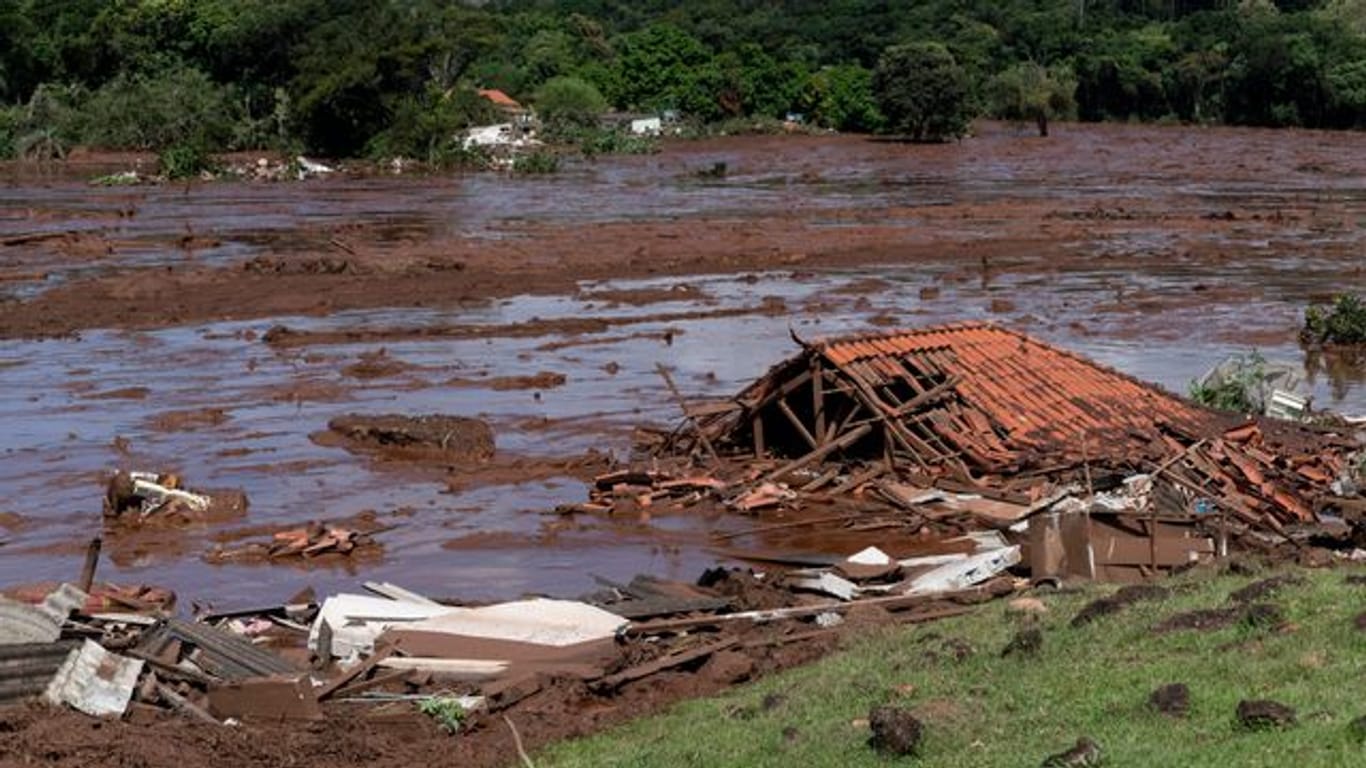 Zwei Jahre nach dem verheerenden Dammbruch an einer Eisenerzmine hat der Bürgermeister der schwer getroffenen Kleinstadt Brumadinho Konsequenzen gefordert.