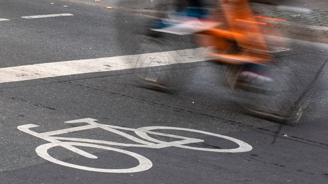 Die Bundesregierung will den Ausbau von Radwegen massiv fördern.