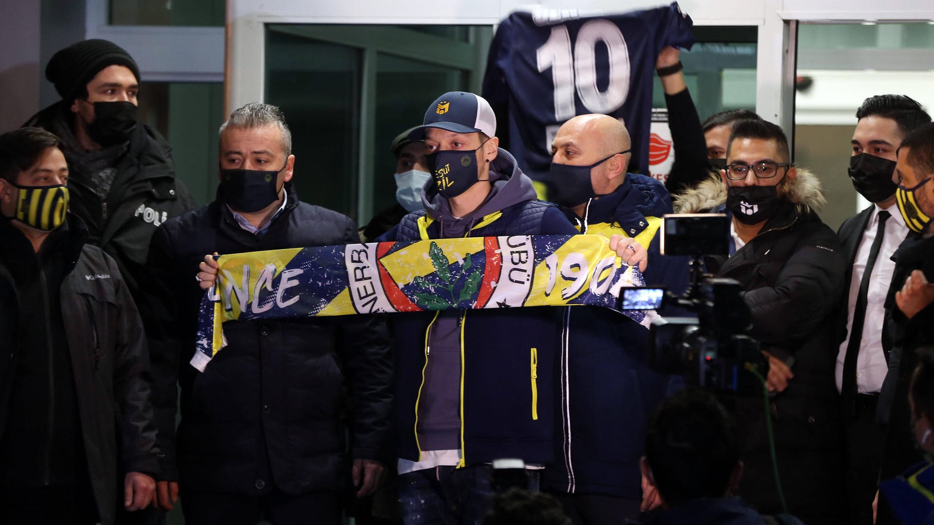 Mesut Özil: Der Spieler bei seiner Ankunft in Istanbul.