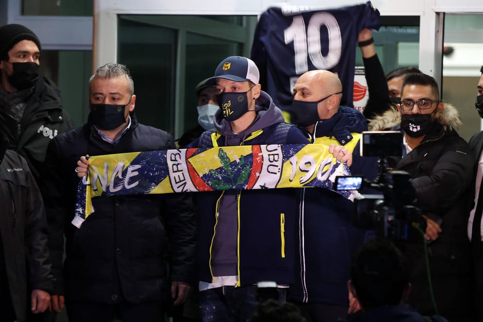 Mesut Özil: Der Spieler bei seiner Ankunft in Istanbul.