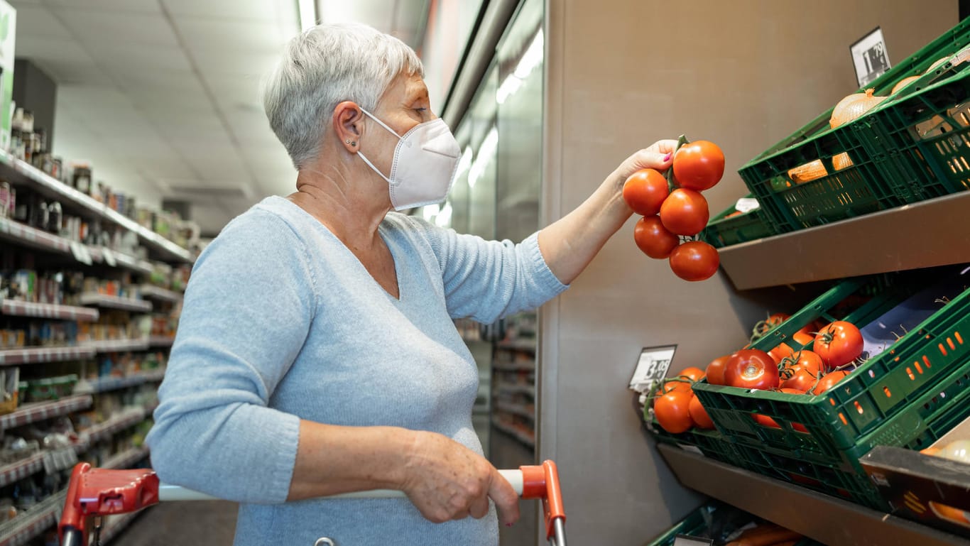 Eine Seniorin kauft Tomaten (Symbolbild): Der Fruchthandel warnt vor einem Versorgungsengpass.