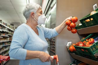 Eine Seniorin kauft Tomaten (Symbolbild): Der Fruchthandel warnt vor einem Versorgungsengpass.