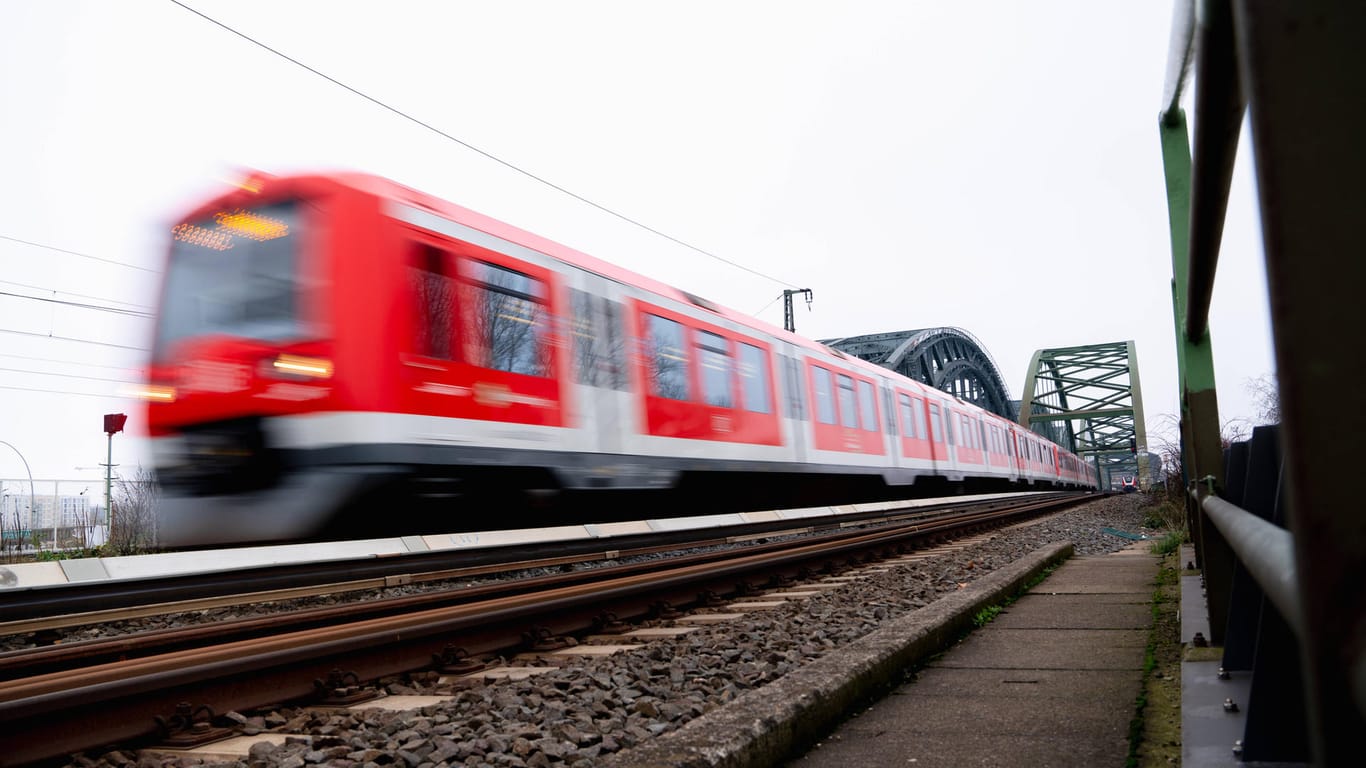 Eine S-Bahn in Hamburg während der Fahrt (Symbolbild): Ein Mann ist in der Nacht zu Sonntag von einer Bahn überrollt und schwer verletzt worden.