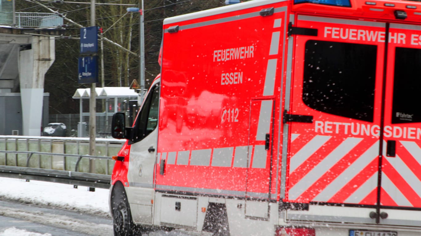 Rettungsdienst mit Notfallsanitätern der Feuerwehr Essen bei widrigen Straßenverhältnissen nach Schneefällen im Einsatz (aktuelles Bild): Die Feuerwehr musste zu zahlreichen Einsätzen anrücken.