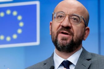 Der Präsident des Europäischen Rates, Charles Michel, hat die Hersteller von Corona-Impfstoffen angesichts von Lieferverzögerungen vor möglichen Konsequenzen gewarnt.