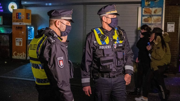 Die Polizei kontrolliert Bars in Hamburg (Symbolbild): Während des "harten Lockdowns" musste die Polizei am Wochenende zahlreiche Corona-Partys auflösen.