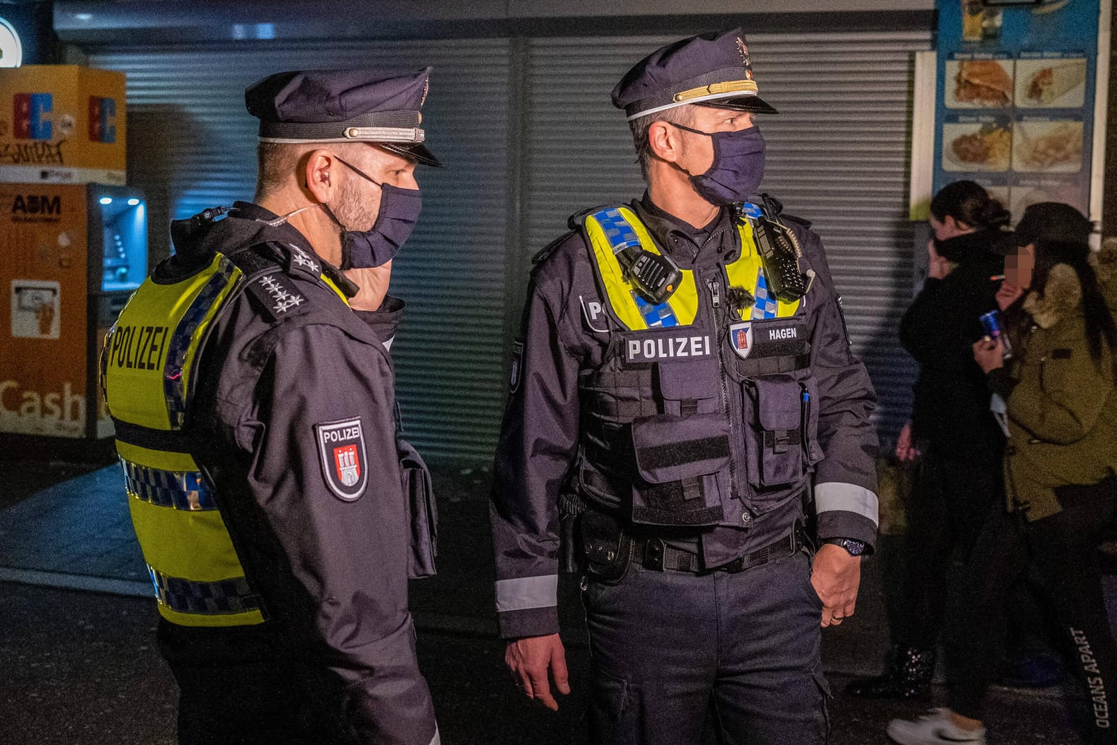 Die Polizei kontrolliert Bars in Hamburg (Symbolbild): Während des "harten Lockdowns" musste die Polizei am Wochenende zahlreiche Corona-Partys auflösen.