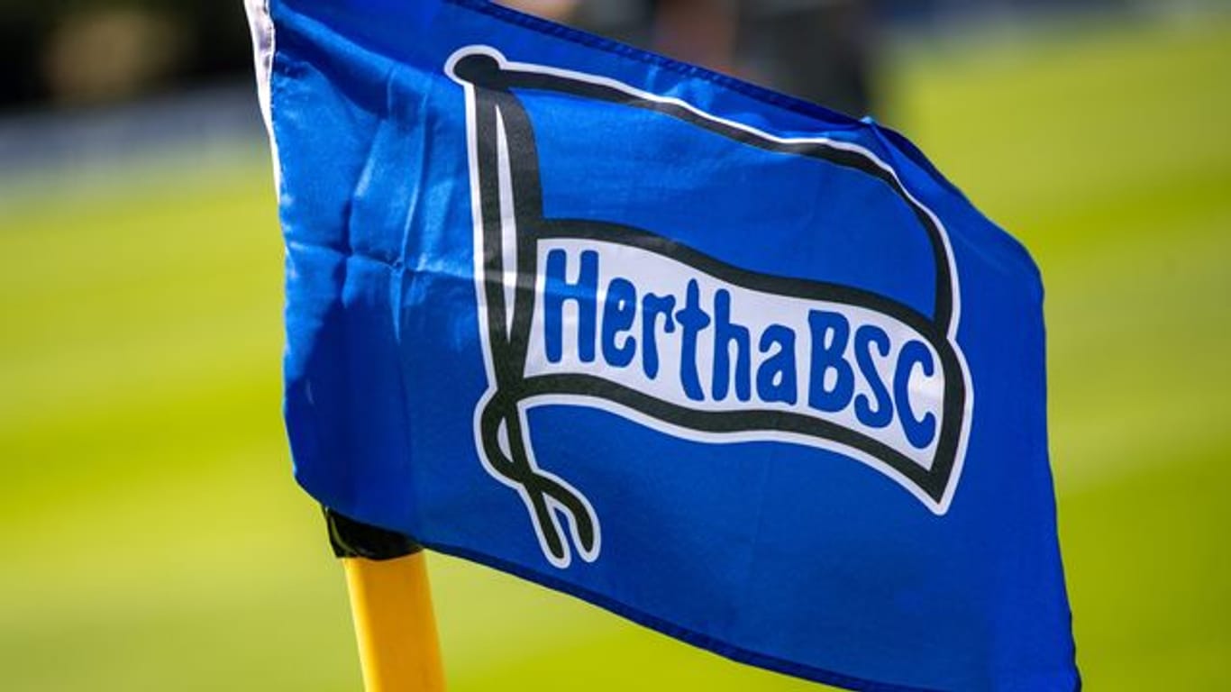 Eine Fahne mit dem Logo von Hertha BSC weht im Wind