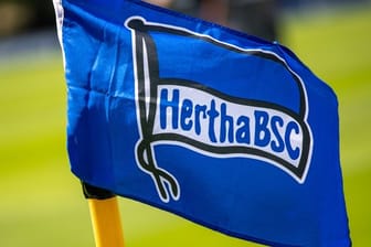 Eine Fahne mit dem Logo von Hertha BSC weht im Wind