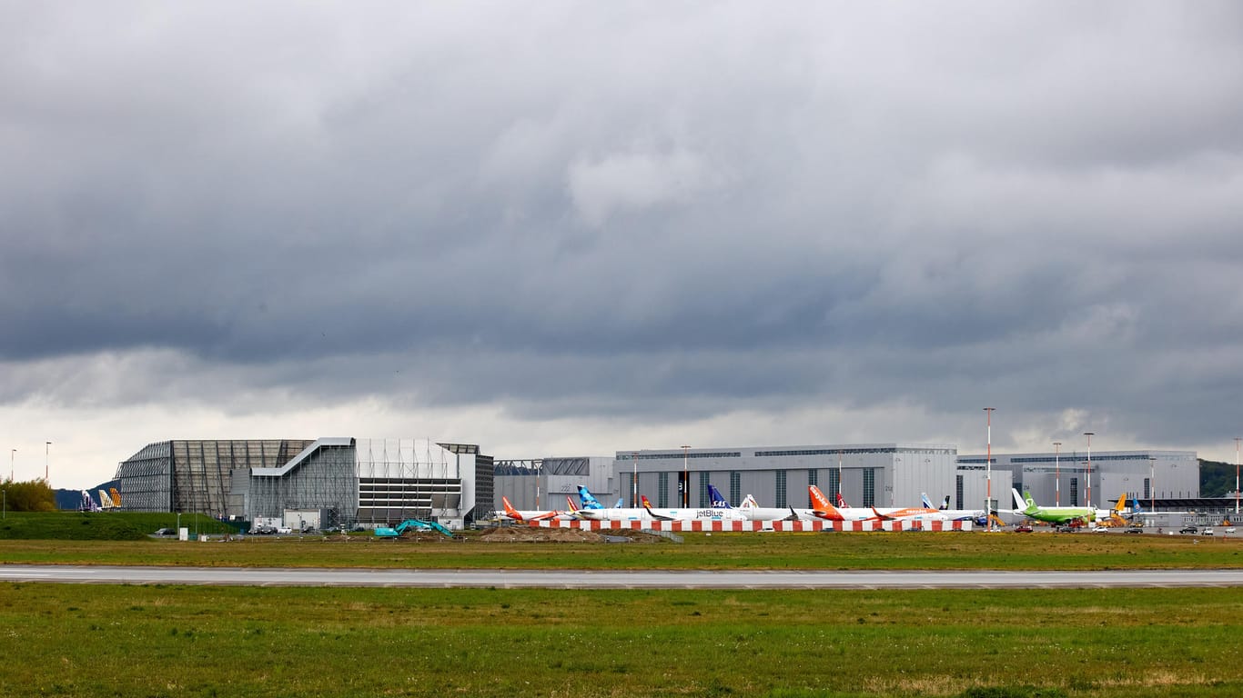 Graue Wolken über dem Gelände von Airbus in Finkenwerder (Archivbild): Beim Flugzeughersteller in Hamburg hat es einen Corona-Ausbruch gegeben.