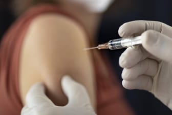 Schutzimpfung gegen Corona: Der Chef eines Pflegedienstes kündigte mehreren Mitarbeitern, weil sie die Spritze nicht wollten.