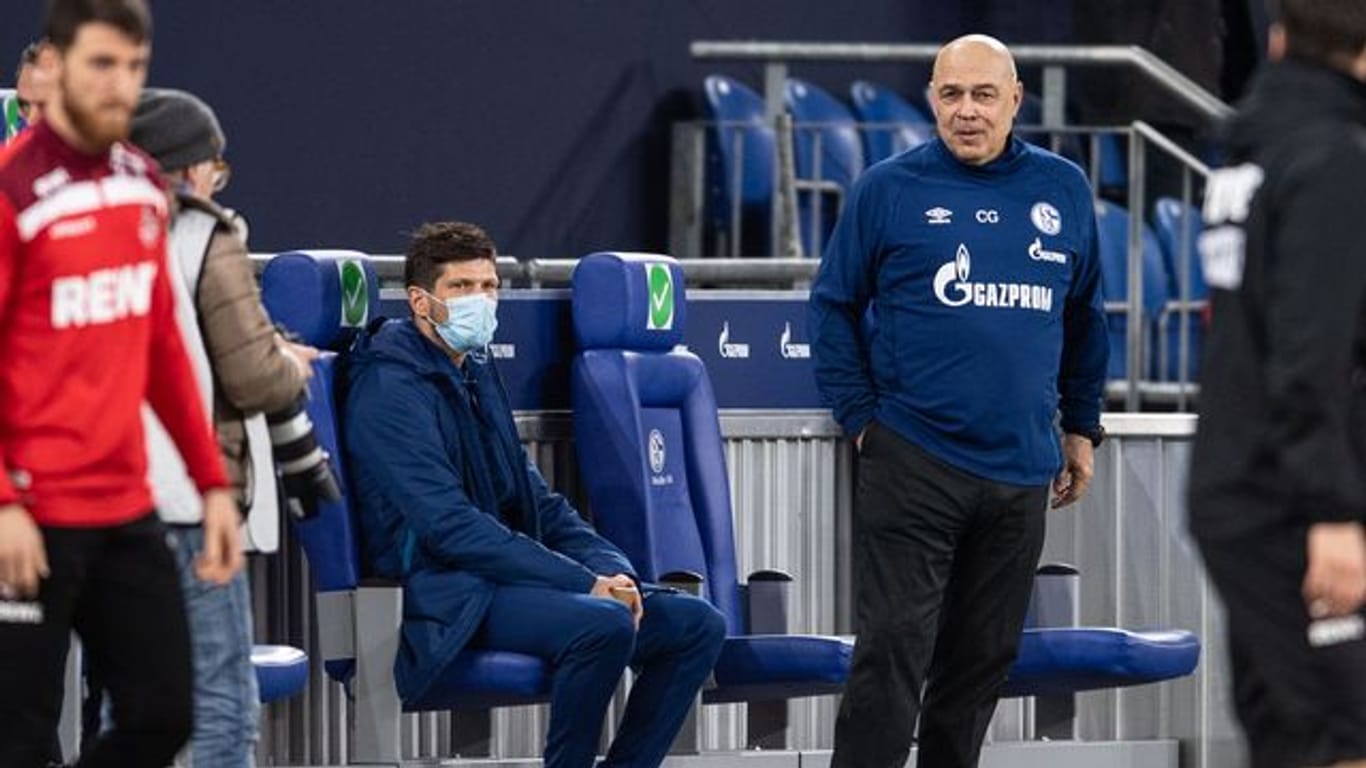 Schalke-Trainer Christian Gross (r) muss weiter auf Klaas-Jan Huntelaar verzichten.